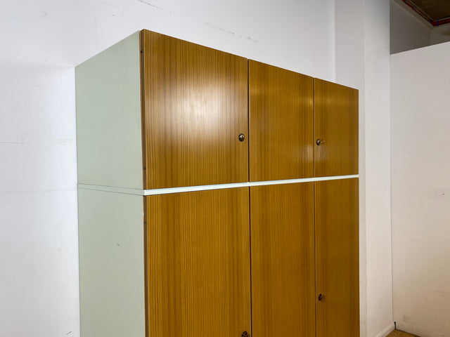 WMK I Retro pur! I Stilvoller und sehr geräumiger weißer 70er Jahre Kleiderschrank mit Aufsatz