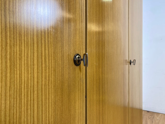 WMK I Retro pur! I Stilvoller und sehr geräumiger weißer 70er Jahre Kleiderschrank mit Aufsatz