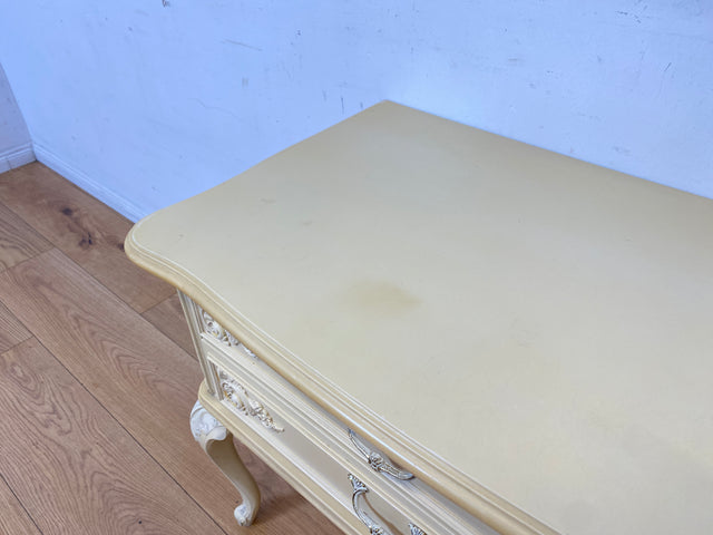 Wunderschöner weißer Chippendale Nachttisch mit Schubladen und Messinggriffen I Nachtkommode Nachtschrank Nachtschränkchen Kommode Beistelltisch Vintage Barock I