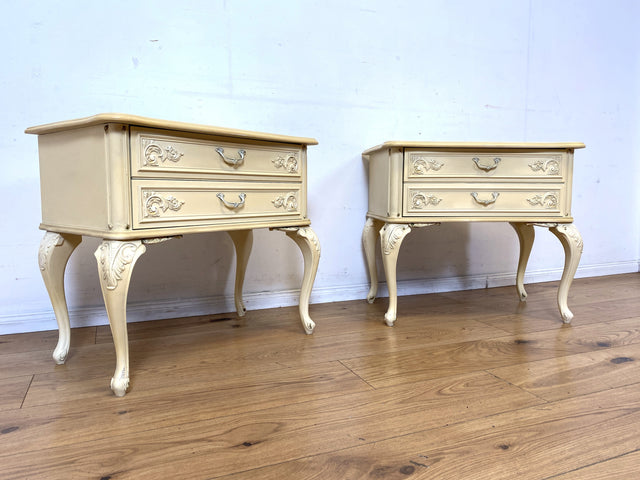 Wunderschöner weißer Chippendale Nachttisch mit Schubladen und Messinggriffen I Nachtkommode Nachtschrank Nachtschränkchen Kommode Beistelltisch Vintage Barock I