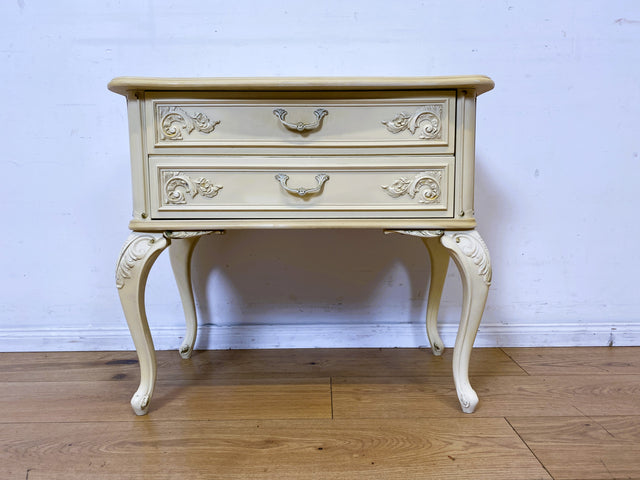 Wunderschöner weißer Chippendale Nachttisch mit Schubladen und Messinggriffen I Nachtkommode Nachtschrank Nachtschränkchen Kommode Beistelltisch Vintage Barock I