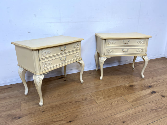 Wunderschöner weißer Chippendale Nachttisch mit Schubladen und Messinggriffen I Nachtkommode Nachtschrank Nachtschränkchen Kommode Beistelltisch Vintage Barock I