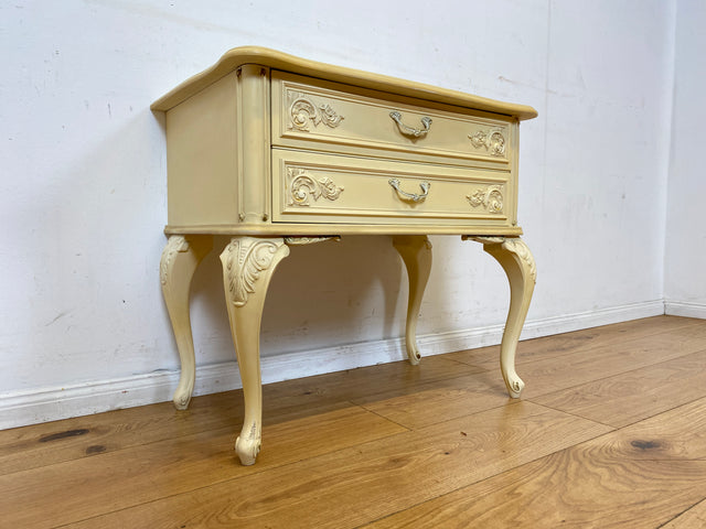 Wunderschöner weißer Chippendale Nachttisch mit Schubladen und Messinggriffen I Nachtkommode Nachtschrank Nachtschränkchen Kommode Beistelltisch Vintage Barock I
