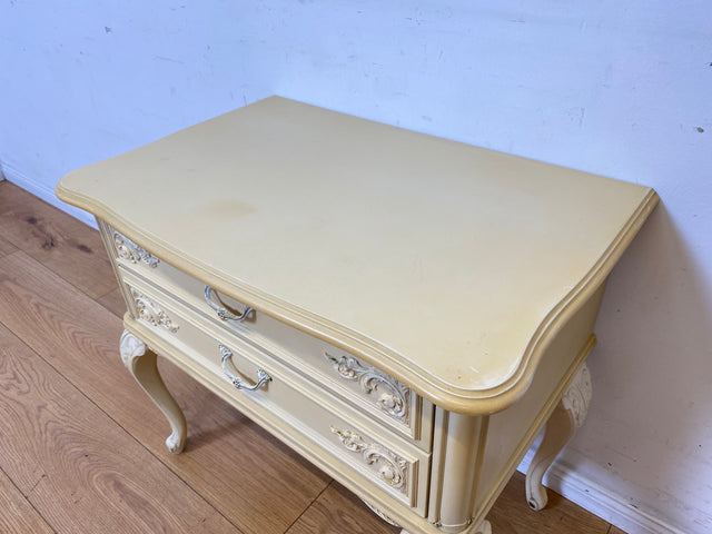 Wunderschöner weißer Chippendale Nachttisch mit Schubladen und Messinggriffen I Nachtkommode Nachtschrank Nachtschränkchen Kommode Beistelltisch Vintage Barock I