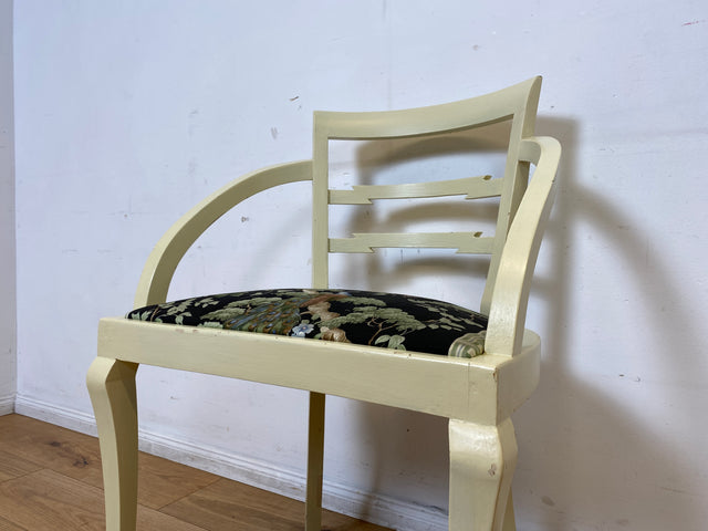 Formschöner und stabiler weißer antiker Armlehnstuhl mit wunderschönem Pfauenstoff I Stuhl Sessel Armchair Schreibtischstuhl Lesestuhl Lesesessel Jugendstil Vintage I
