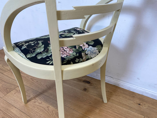 Formschöner und stabiler weißer antiker Armlehnstuhl mit wunderschönem Pfauenstoff I Stuhl Sessel Armchair Schreibtischstuhl Lesestuhl Lesesessel Jugendstil Vintage I