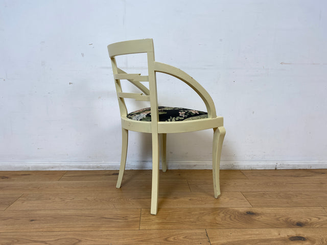 Formschöner und stabiler weißer antiker Armlehnstuhl mit wunderschönem Pfauenstoff I Stuhl Sessel Armchair Schreibtischstuhl Lesestuhl Lesesessel Jugendstil Vintage I