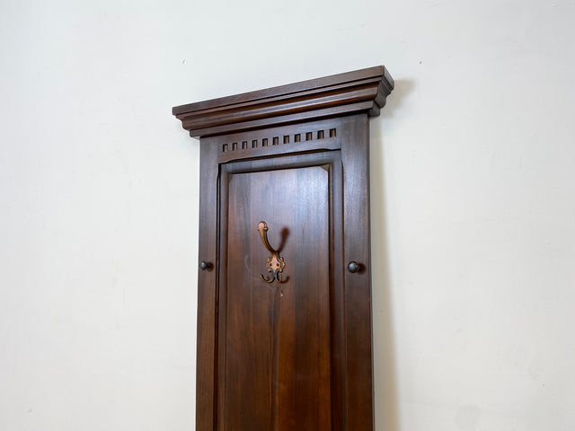 Sehr hübsche dunkelbraune Garderobe im antiken Stil mit Kleiderhaken aus Messing I Flurgarderobe Wandgarderobe Wandpaneel Garderobenleiste Vintage Stilmöbel Kolonialstil I