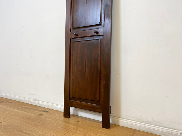 Sehr hübsche dunkelbraune Garderobe im antiken Stil mit Kleiderhaken aus Messing I Flurgarderobe Wandgarderobe Wandpaneel Garderobenleiste Vintage Stilmöbel Kolonialstil I