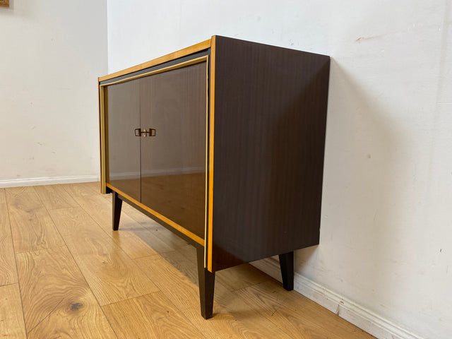 Stilvolles dunkles 60er Jahre Sideboard mit konischen Füßen und Messing Beschlag I Kommode Schrank Wäschekommode Fernsehkommode TV Lowboard Board 50er Rockabilly Vintage I