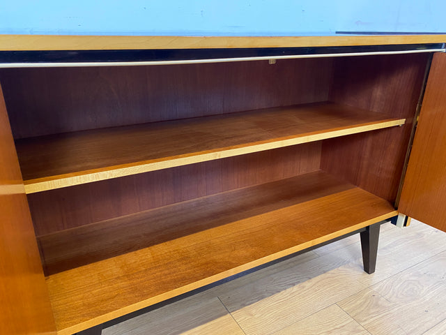 Stilvolles dunkles 60er Jahre Sideboard mit konischen Füßen und Messing Beschlag I Kommode Schrank Wäschekommode Fernsehkommode TV Lowboard Board 50er Rockabilly Vintage I