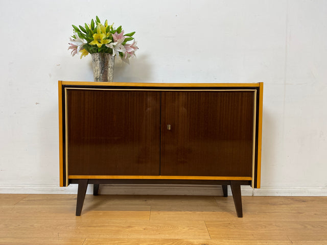 Stilvolles dunkles 60er Jahre Sideboard mit konischen Füßen und Messing Beschlag I Kommode Schrank Wäschekommode Fernsehkommode TV Lowboard Board 50er Rockabilly Vintage I