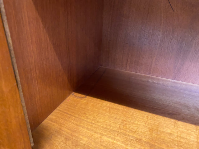 Stilvolles dunkles 60er Jahre Sideboard mit konischen Füßen und Messing Beschlag I Kommode Schrank Wäschekommode Fernsehkommode TV Lowboard Board 50er Rockabilly Vintage I