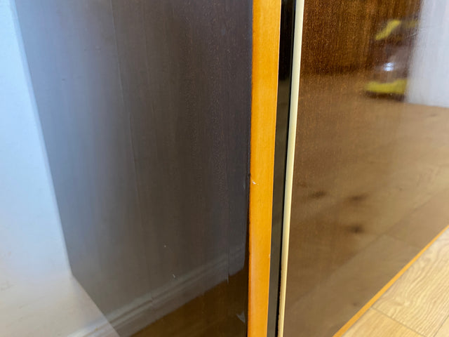 Stilvolles dunkles 60er Jahre Sideboard mit konischen Füßen und Messing Beschlag I Kommode Schrank Wäschekommode Fernsehkommode TV Lowboard Board 50er Rockabilly Vintage I