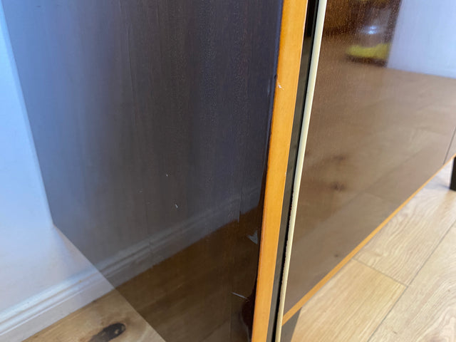 Stilvolles dunkles 60er Jahre Sideboard mit konischen Füßen und Messing Beschlag I Kommode Schrank Wäschekommode Fernsehkommode TV Lowboard Board 50er Rockabilly Vintage I