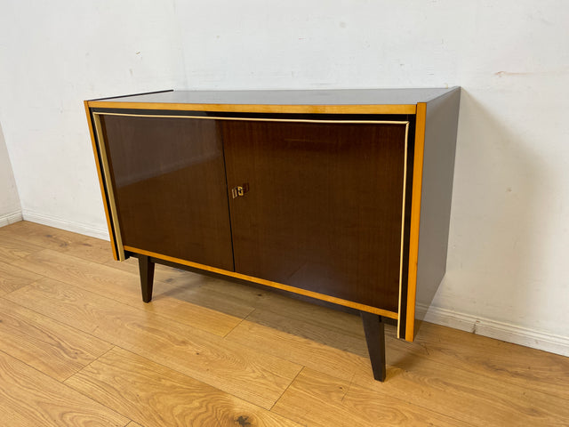 Stilvolles dunkles 60er Jahre Sideboard mit konischen Füßen und Messing Beschlag I Kommode Schrank Wäschekommode Fernsehkommode TV Lowboard Board 50er Rockabilly Vintage I
