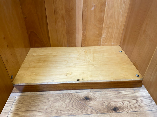 WMK I Stilvoller heller 60er Jahre Kleiderschrank mit Schubladen und Fach