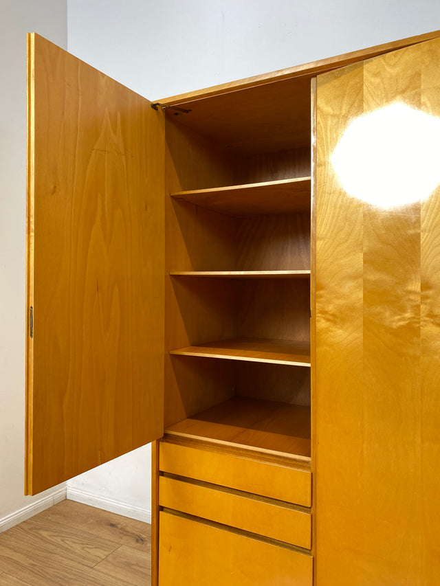 WMK I Stilvoller heller 60er Jahre Kleiderschrank mit Schubladen und Fach