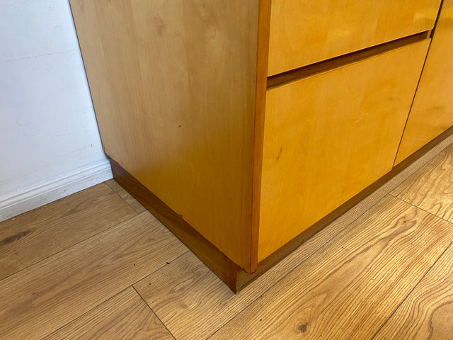 WMK I Stilvoller heller 60er Jahre Kleiderschrank mit Schubladen und Fach