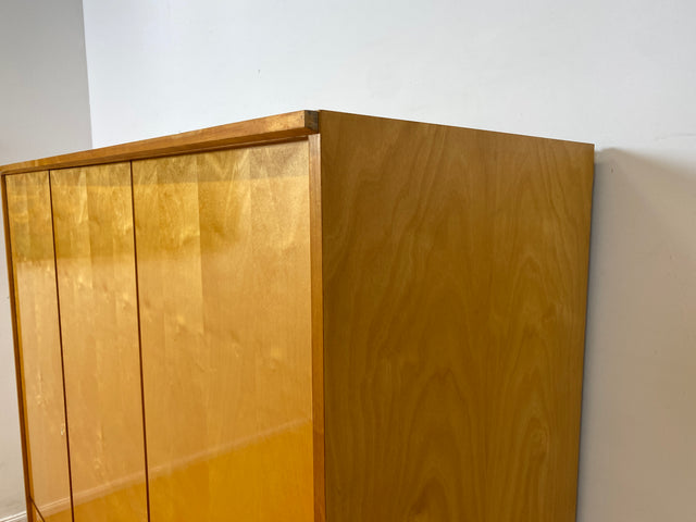 WMK I Stilvoller heller 60er Jahre Kleiderschrank mit Schubladen und Fach