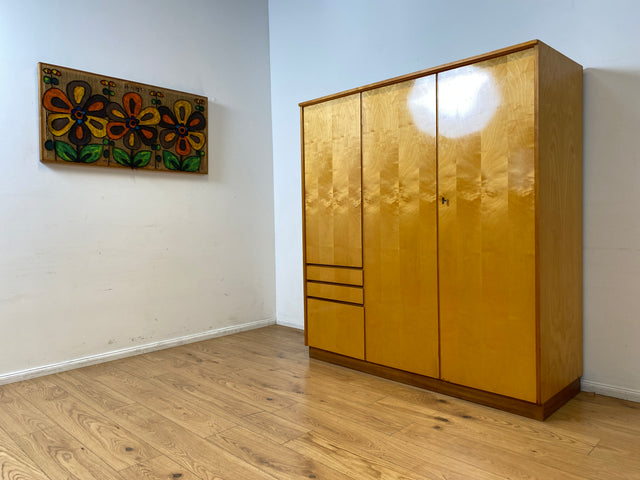 WMK I Stilvoller heller 60er Jahre Kleiderschrank mit Schubladen und Fach