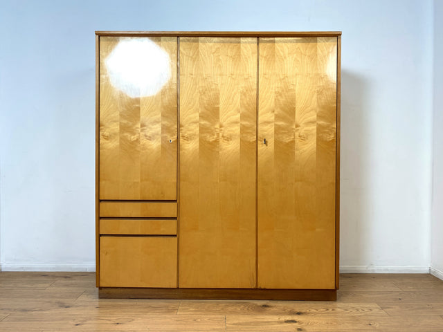 WMK I Stilvoller heller 60er Jahre Kleiderschrank mit Schubladen und Fach