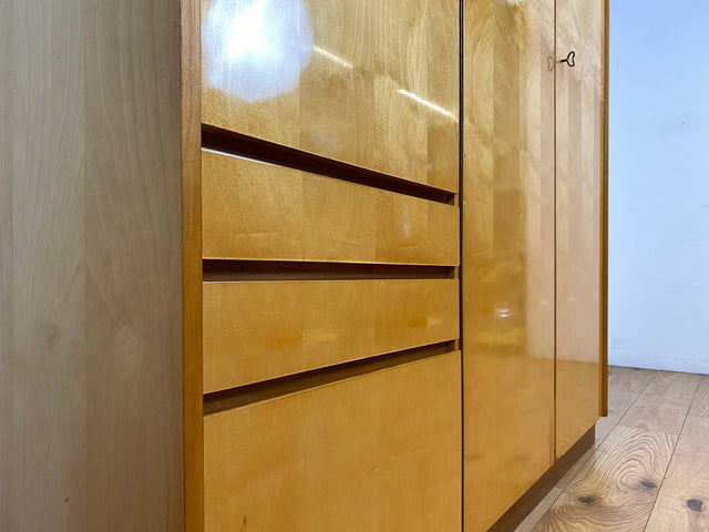 WMK I Stilvoller heller 60er Jahre Kleiderschrank mit Schubladen und Fach