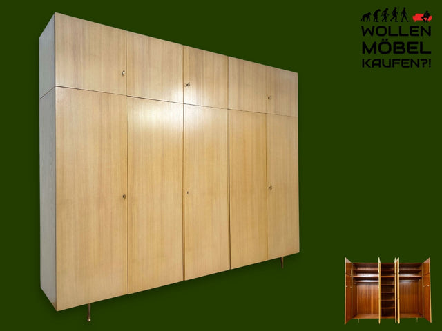WMK I Minimalistischer heller großer 60er Jahre Kleiderschrank mit Aufsatz und Metallfüssen I Schlafzimmerschrank Schrank Wäscheschrank Wardrobe Vintage Mid-Century 70er Retro I Berlin Hannover Celle