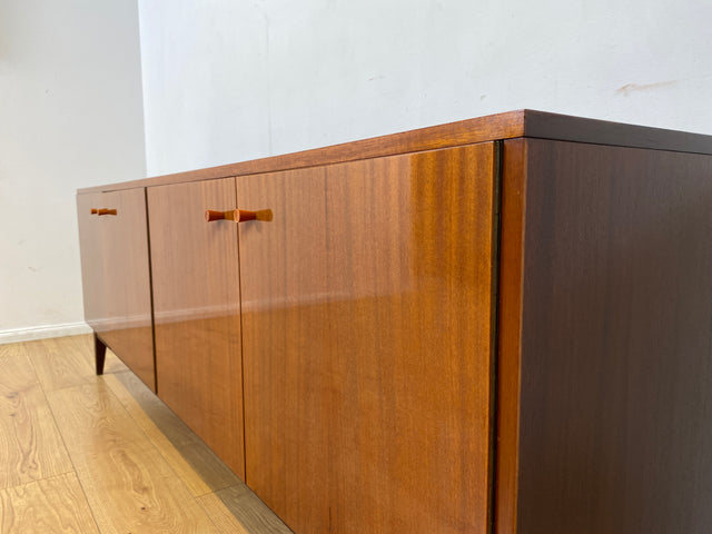 WMK I Elegantes und sehr gut erhaltenes langes Sideboard aus 1970