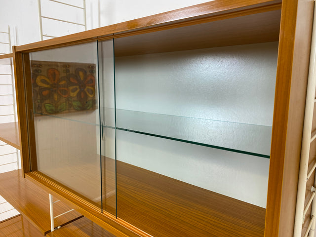 Kultiges modulares DDR Regalsystem Sybille aus 1968 mit weißen Regalleitern & Vitrine
