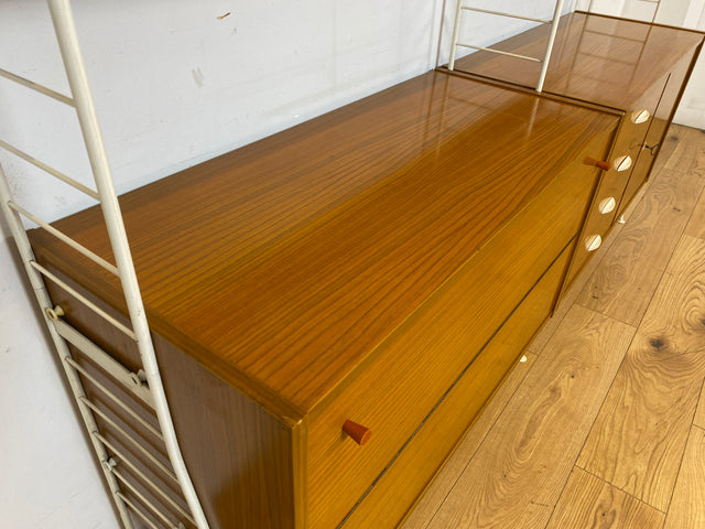 Kultiges modulares DDR Regalsystem Sybille aus 1968 mit weißen Regalleitern & Vitrine
