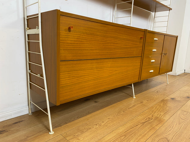 Kultiges modulares DDR Regalsystem Sybille aus 1968 mit weißen Regalleitern & Vitrine