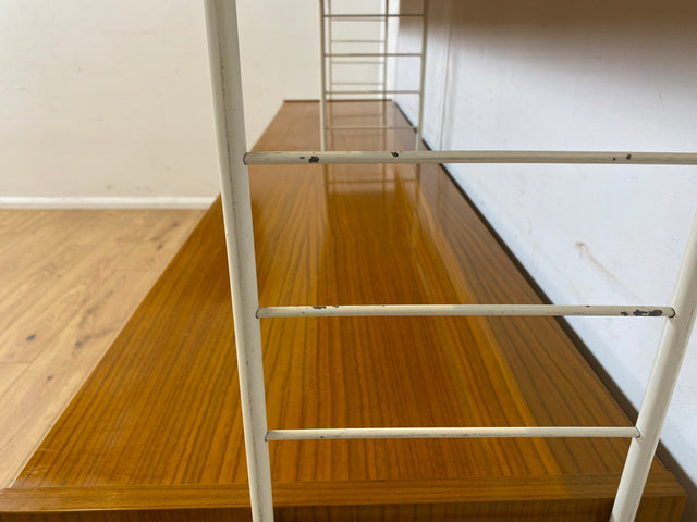 Kultiges modulares DDR Regalsystem Sybille aus 1968 mit weißen Regalleitern & Vitrine