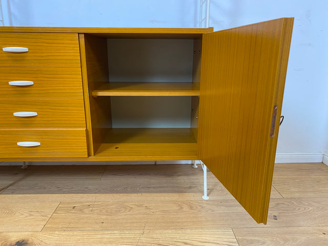 Kultiges modulares DDR Regalsystem Sybille aus 1968 mit weißen Regalleitern & Vitrine