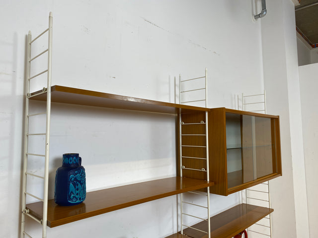 Kultiges modulares DDR Regalsystem Sybille aus 1968 mit weißen Regalleitern & Vitrine