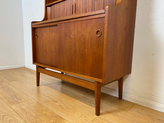 Stilvoller skandinavische Mid-Century Schreibschrank mit ausziehbarer Schreibfläche