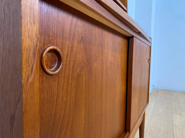 Stilvoller skandinavische Mid-Century Schreibschrank mit ausziehbarer Schreibfläche