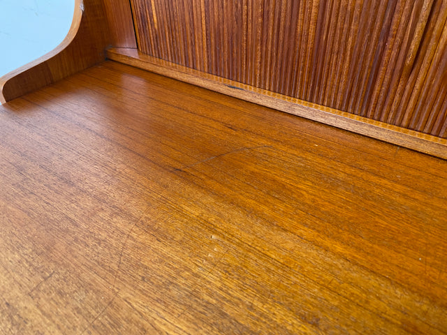 Stilvoller skandinavische Mid-Century Schreibschrank mit ausziehbarer Schreibfläche