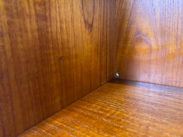 Stilvoller skandinavische Mid-Century Schreibschrank mit ausziehbarer Schreibfläche