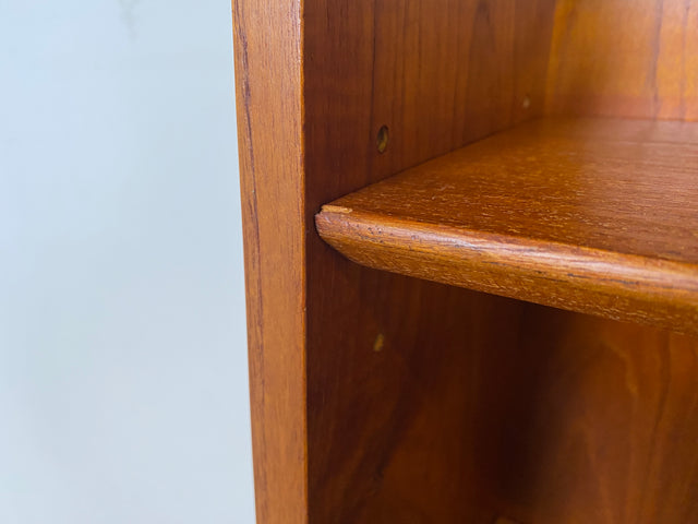 Stilvoller skandinavische Mid-Century Schreibschrank mit ausziehbarer Schreibfläche