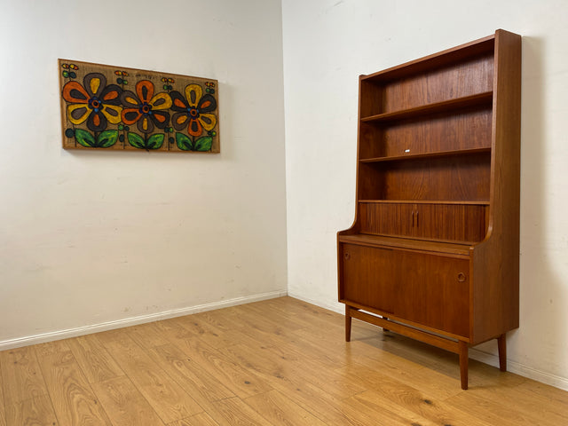 Stilvoller skandinavische Mid-Century Schreibschrank mit ausziehbarer Schreibfläche