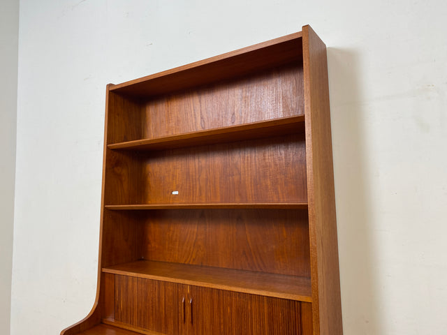 Stilvoller skandinavische Mid-Century Schreibschrank mit ausziehbarer Schreibfläche