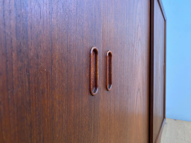 Stilvolles skandinavisches Mid-Century Highboard mit Schiebetüren & Schubladen I Vollholz in Teak I Schrank Sideboard Kommode Barschrank Anrichte Danish Design Vintage 60er