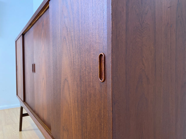 Stilvolles skandinavisches Mid-Century Highboard mit Schiebetüren & Schubladen I Vollholz in Teak I Schrank Sideboard Kommode Barschrank Anrichte Danish Design Vintage 60er