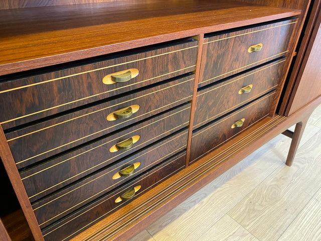 Stilvolles skandinavisches Mid-Century Highboard mit Schiebetüren & Schubladen I Vollholz in Teak I Schrank Sideboard Kommode Barschrank Anrichte Danish Design Vintage 60er