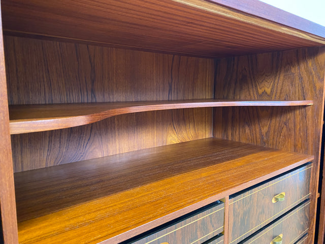 Stilvolles skandinavisches Mid-Century Highboard mit Schiebetüren & Schubladen I Vollholz in Teak I Schrank Sideboard Kommode Barschrank Anrichte Danish Design Vintage 60er
