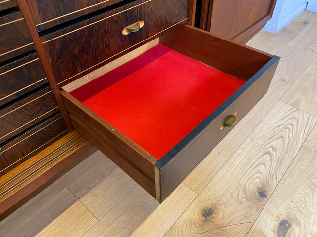 Stilvolles skandinavisches Mid-Century Highboard mit Schiebetüren & Schubladen I Vollholz in Teak I Schrank Sideboard Kommode Barschrank Anrichte Danish Design Vintage 60er