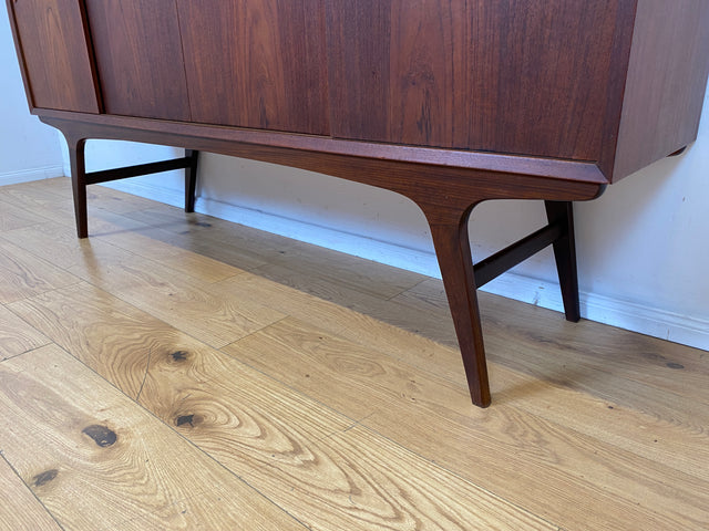 Stilvolles skandinavisches Mid-Century Highboard mit Schiebetüren & Schubladen I Vollholz in Teak I Schrank Sideboard Kommode Barschrank Anrichte Danish Design Vintage 60er