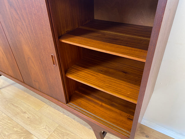 Stilvolles skandinavisches Mid-Century Highboard mit Schiebetüren & Schubladen I Vollholz in Teak I Schrank Sideboard Kommode Barschrank Anrichte Danish Design Vintage 60er
