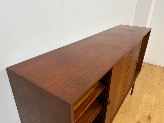 Stilvolles skandinavisches Mid-Century Highboard mit Schiebetüren & Schubladen I Vollholz in Teak I Schrank Sideboard Kommode Barschrank Anrichte Danish Design Vintage 60er